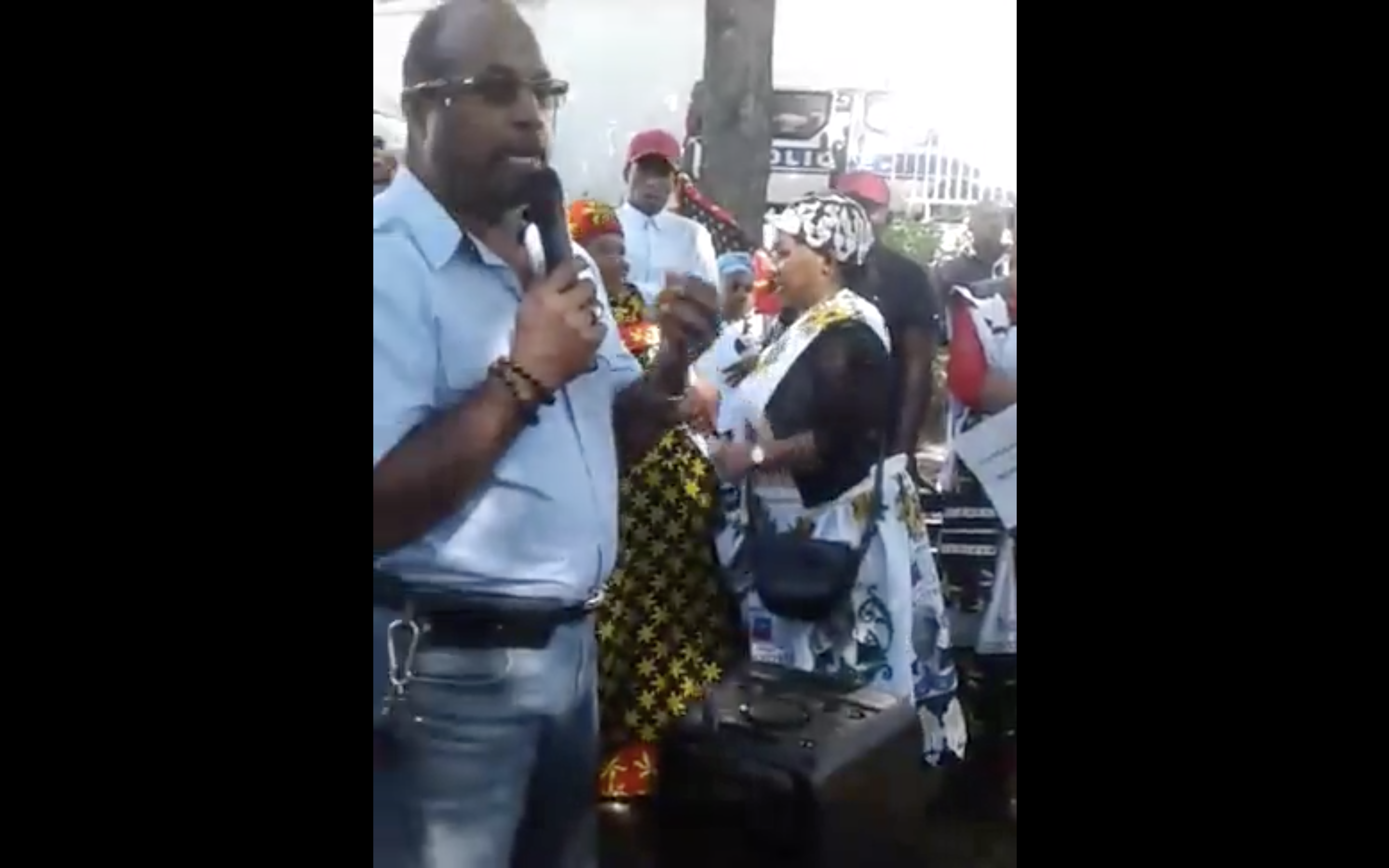 📷  St-Denis: Manifestation contre les tarifs d’air austral à Mayotte