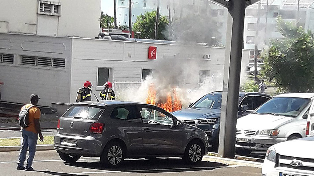 📷 Chaudron: Une voiture en feu sur le parking du Jumbo Score