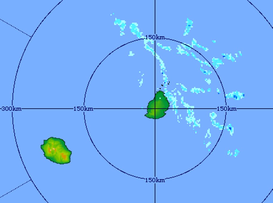 Quelques bandes pluvieuses sont à proximité de MAURICE et pourraient s'approcher des côtes Nord-Est de la REUNION ce soir. A confirmer. Radar TACerfs. MMS