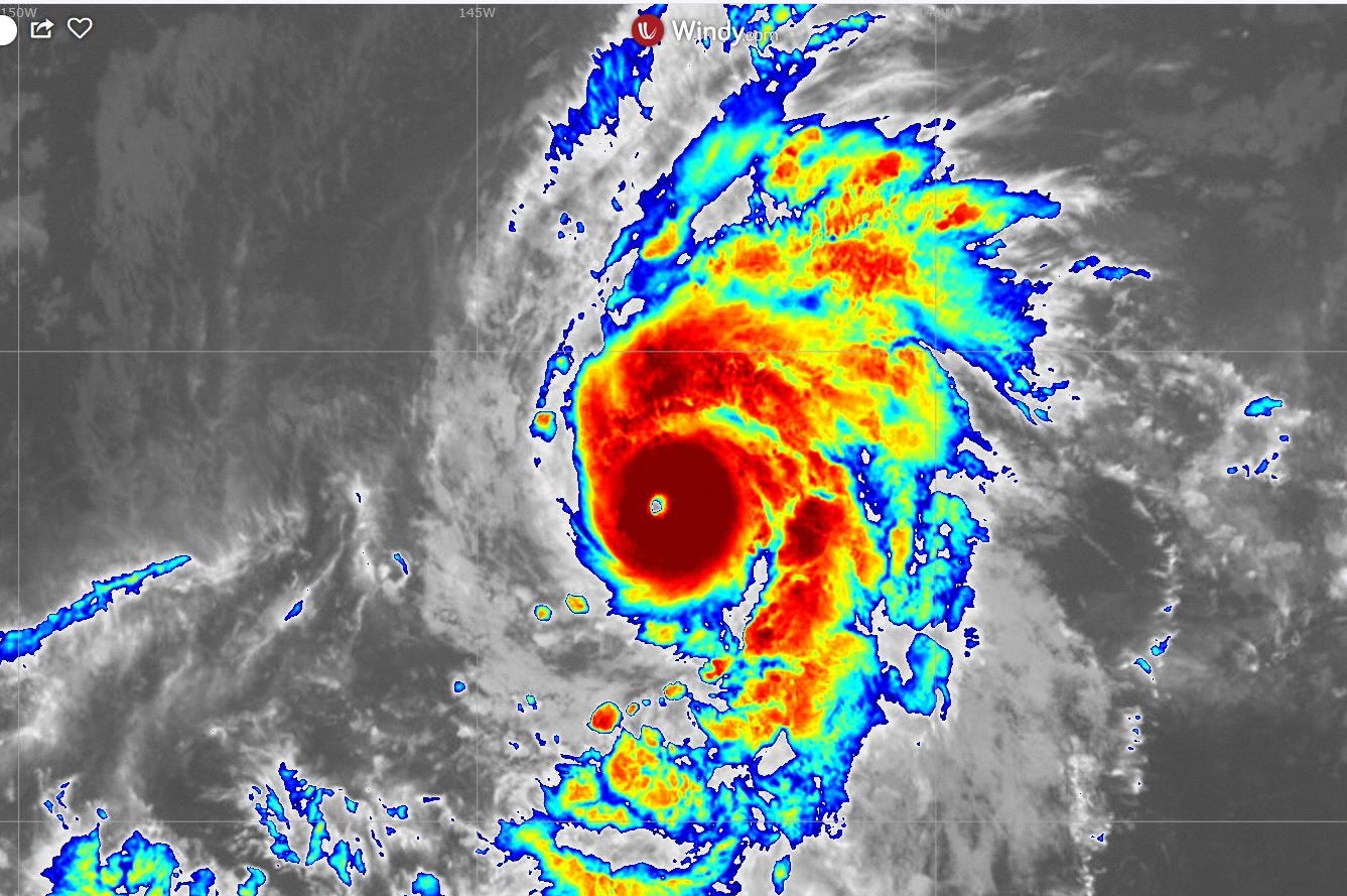 Photo satellite 20heures. Le coeur du cyclone est à présent bien organisé avec un oeil bien défini qui se réchauffe. L'ouragan s'intensifie encore.