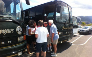 Les agents d'accueil bilingues ou trilingues guident les touristes vers leur bus
