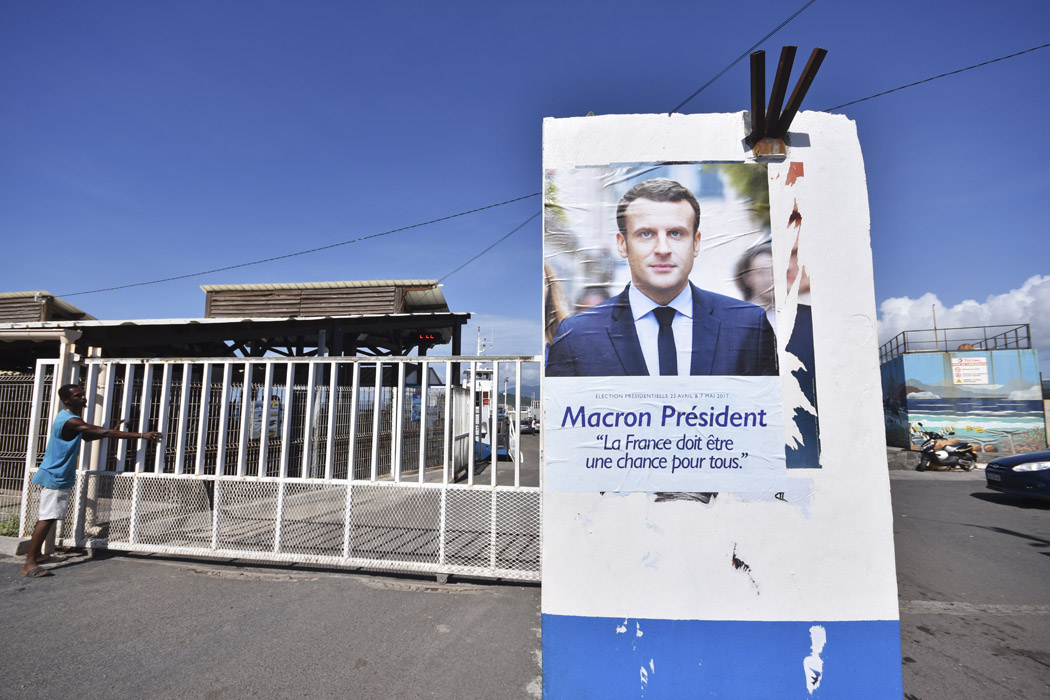 Instantané de la campagne électorale des présidentielles 2017 sur l'île de Mayotte, devant un site d'embarquement pour un ferry (photo : Pierre Marchal - Anakaopress)