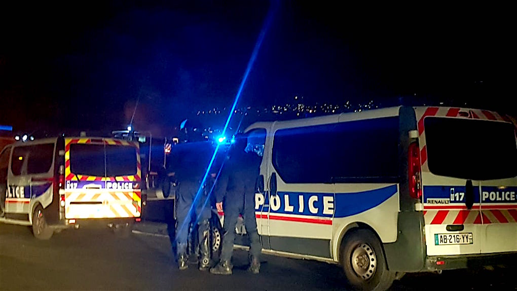 Vives tensions à la Rivière des Galets, des véhicules incendiés dans la concession Peugeot