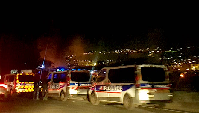 Vives tensions à la Rivière des Galets, des véhicules incendiés dans la concession Peugeot