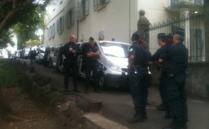 Vie chère: Important dispositif policier devant la préfecture