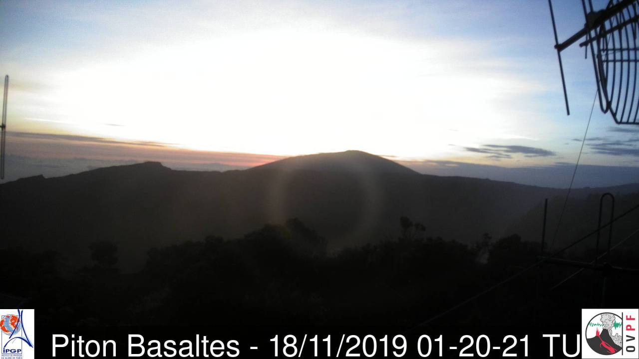 Spectacle du lever du jour au volcan ce matin. Toujours aussi majestueux.METEO REUNION