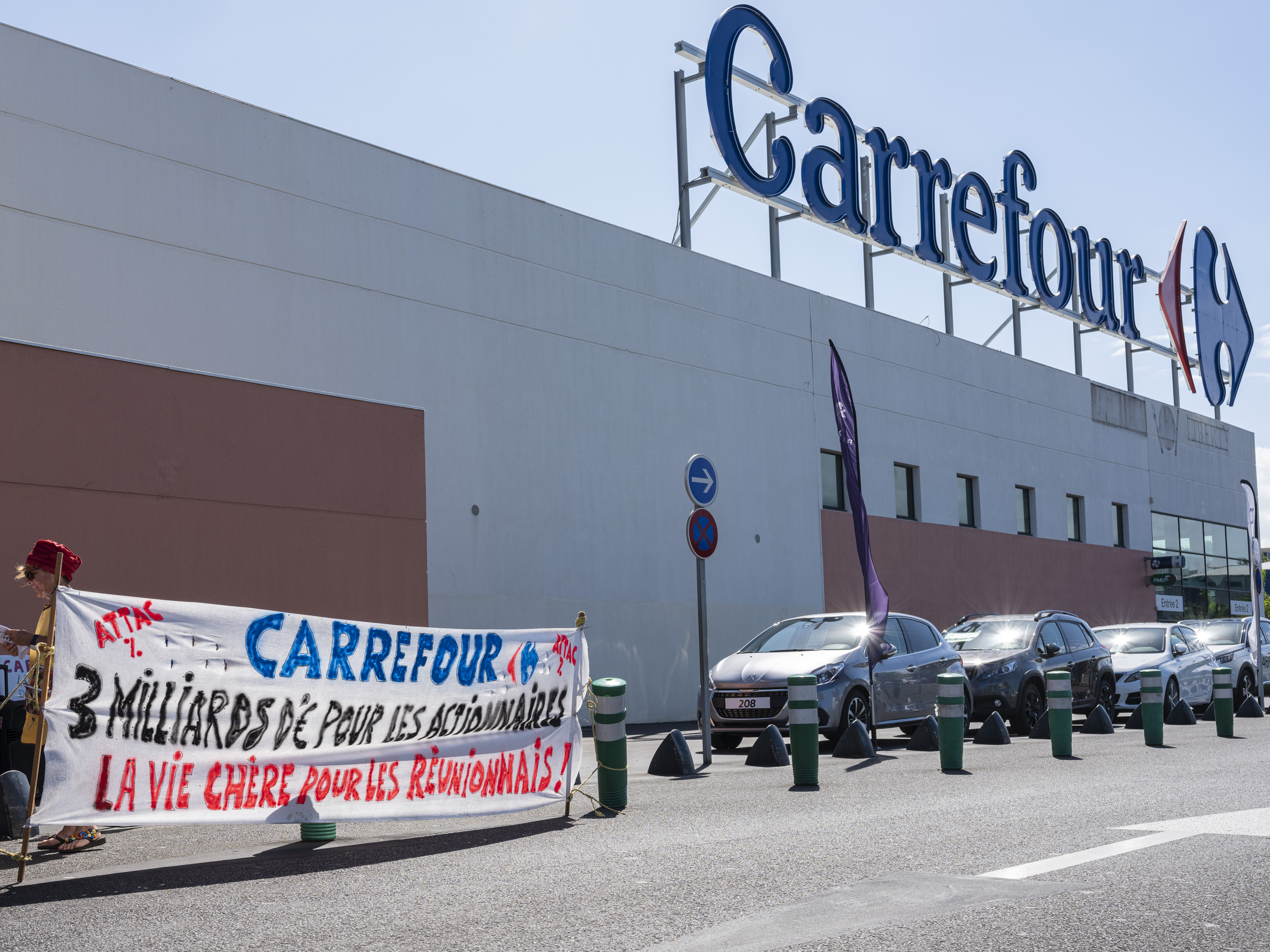 📷 Action contre le suremballage et les dividendes des actionnaires au Carrefour St-Pierre