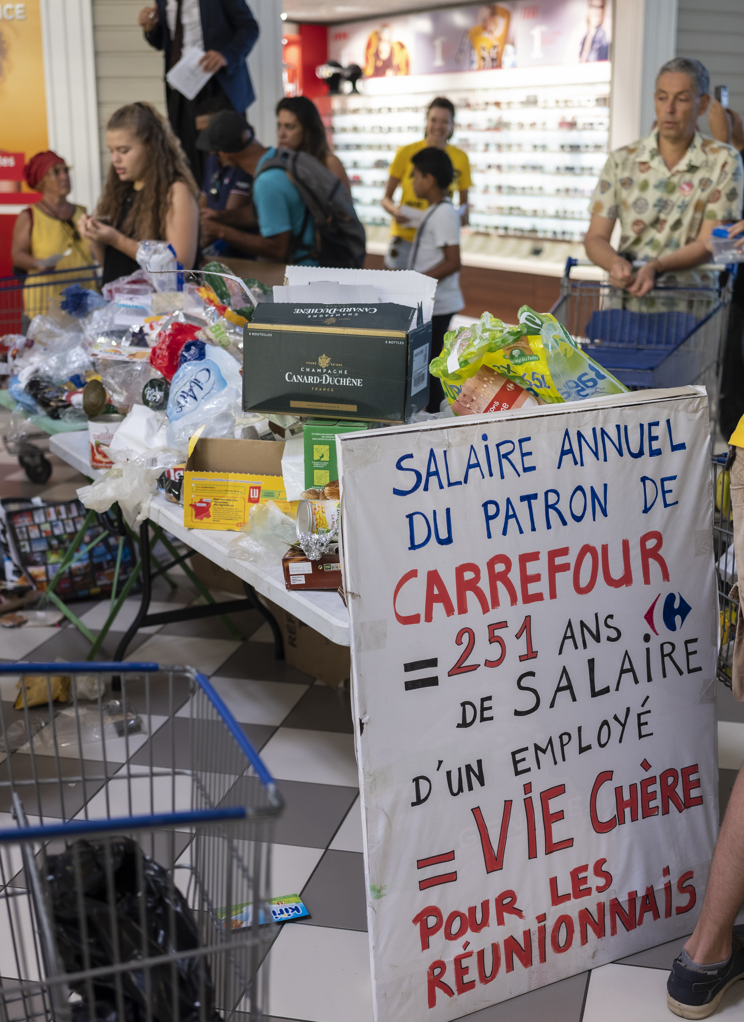 📷 Action contre le suremballage et les dividendes des actionnaires au Carrefour St-Pierre