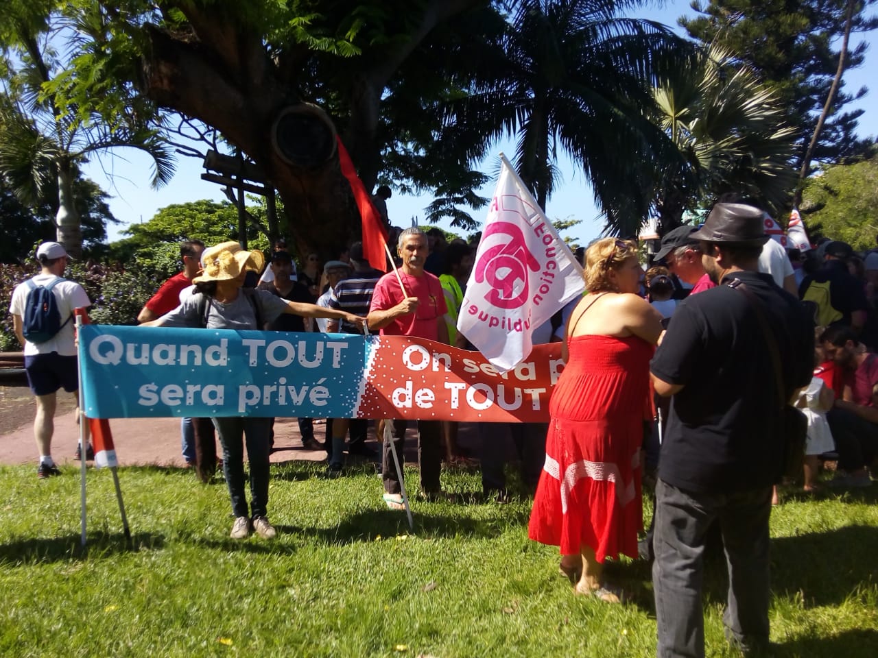 ▶️ St-Pierre: Un millier de manifestants mobilisés devant la mairie
