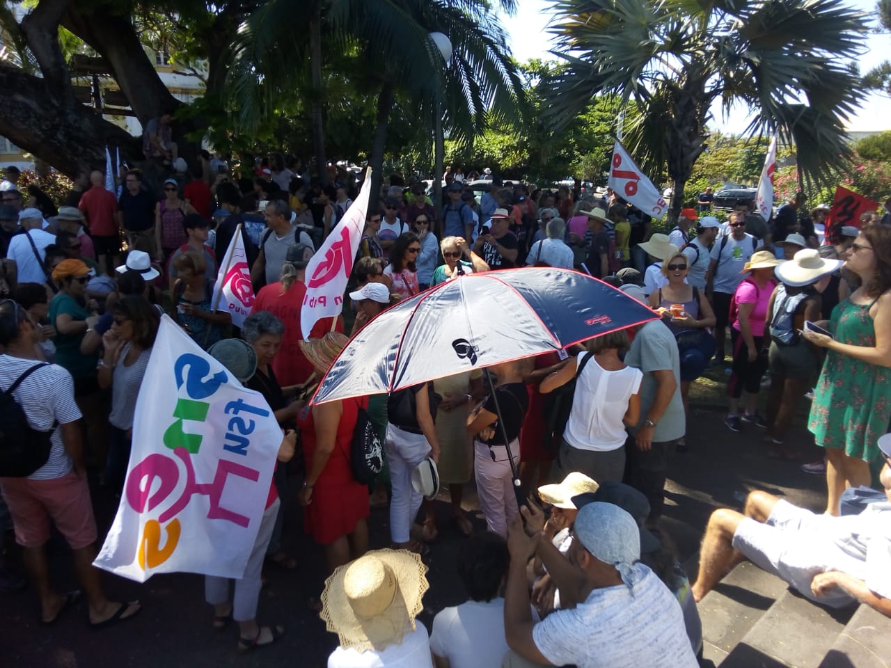▶️ St-Pierre: Un millier de manifestants mobilisés devant la mairie
