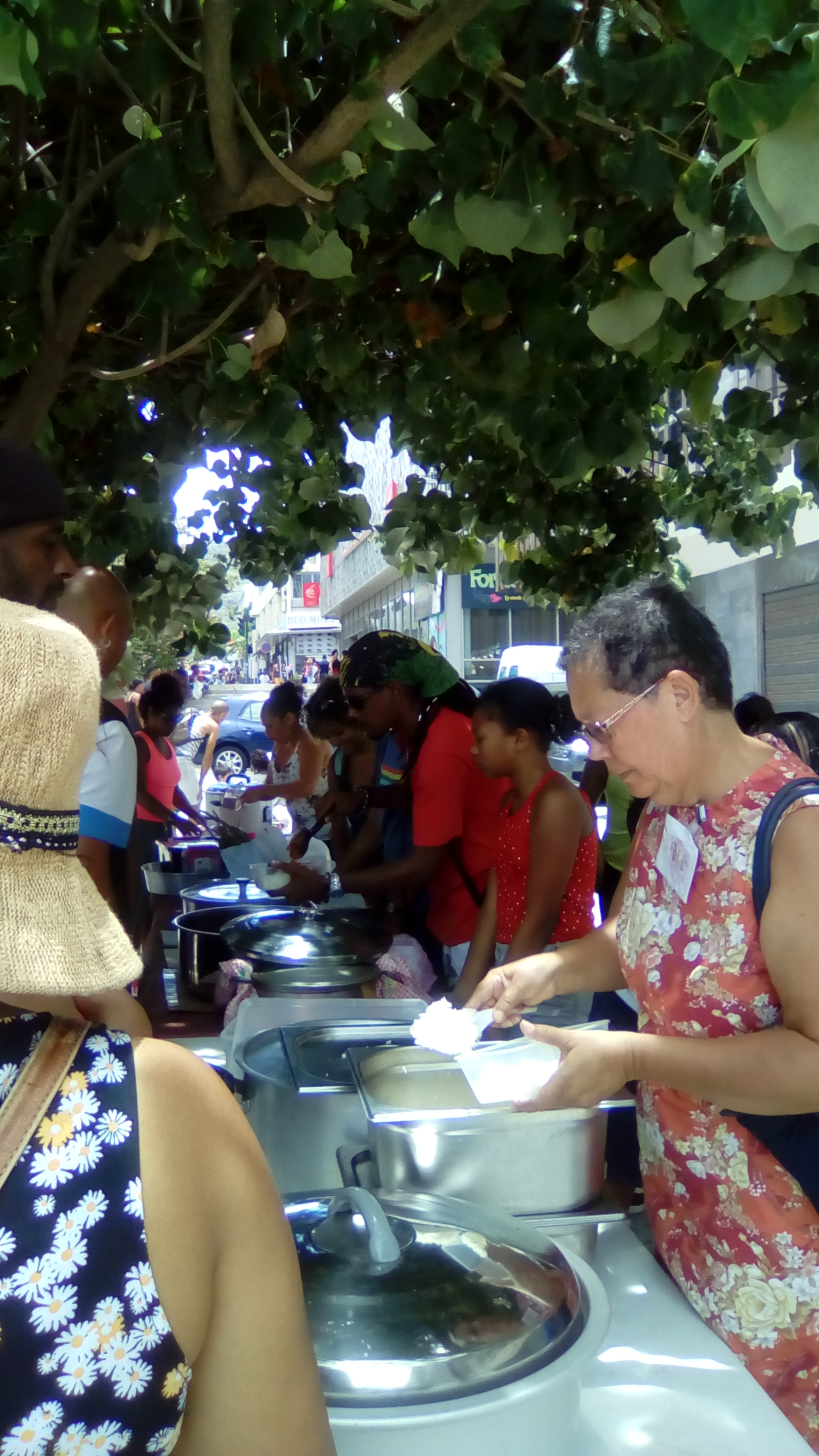 St-Denis: Un repas partage pour les SDF