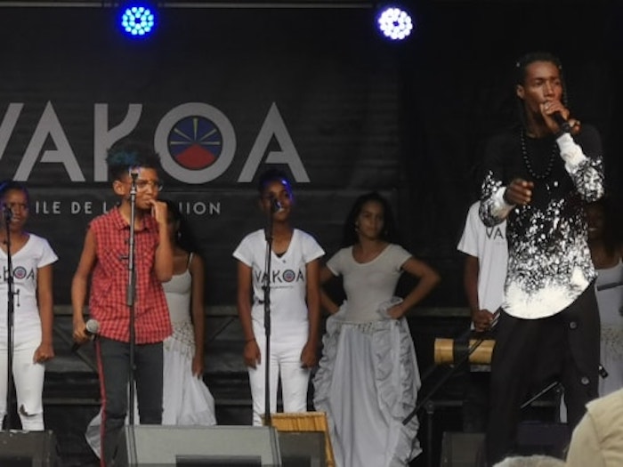 📷 Soan, sur scène aux Camélias accompagné de Tikok Vellaye