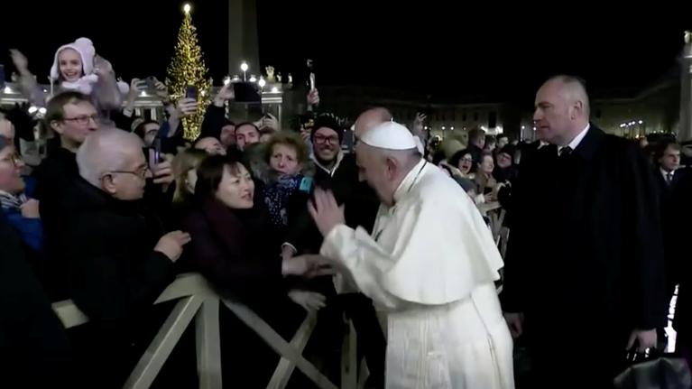 Capture d'écran : Le pape met une tape sur la main d'une fidèle insistante (voir vidéo)