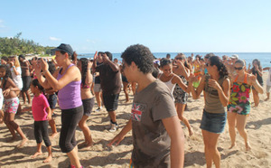 600 personnes pour une Zumba géante sur la plage de Boucan Canot