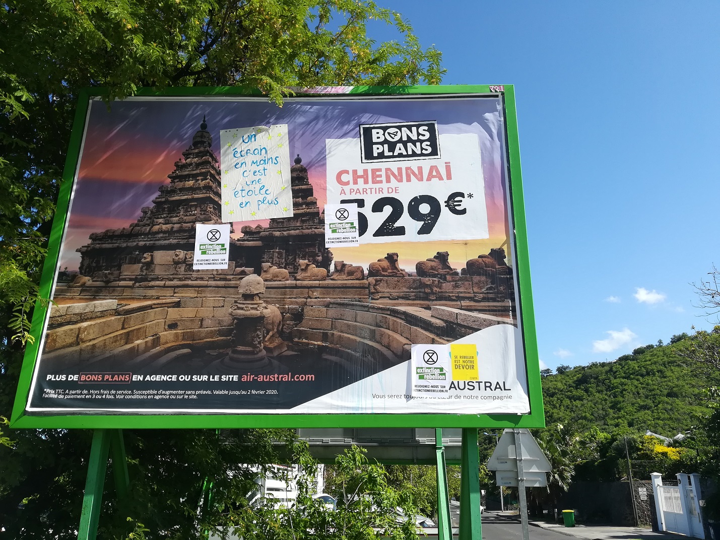 Extinction Rébellion Réunion dit stop à la publicité dans les espaces publics