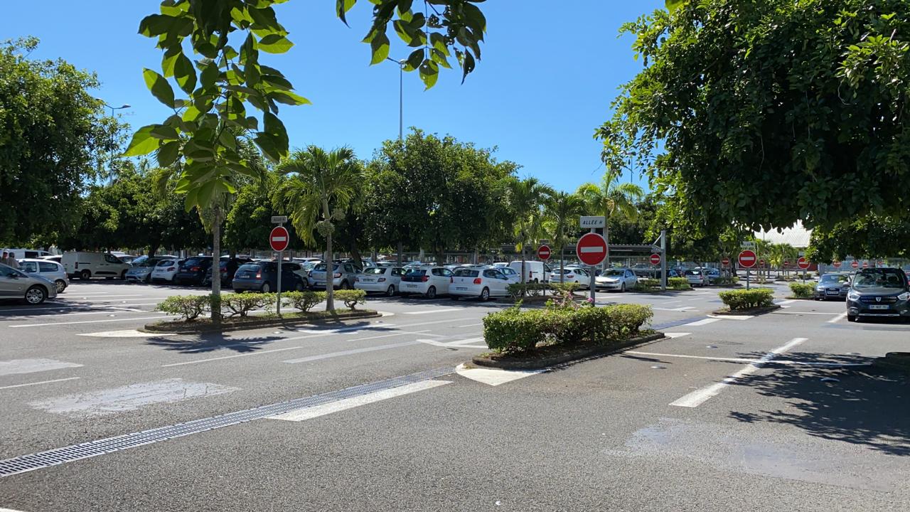 [PHOTOS] Coronavirus : Retour au calme devant et dans les supermarchés de La Réunion