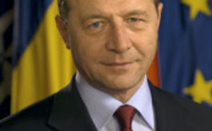 Le président roumain échappe de peu à la destitution