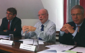 Gérard Vincent (FHF), à la gauche de J-C Fruteau, récemment élu président de la FHF OI et président du conseil de surveillance du Groupe hospitalier Est Réunion