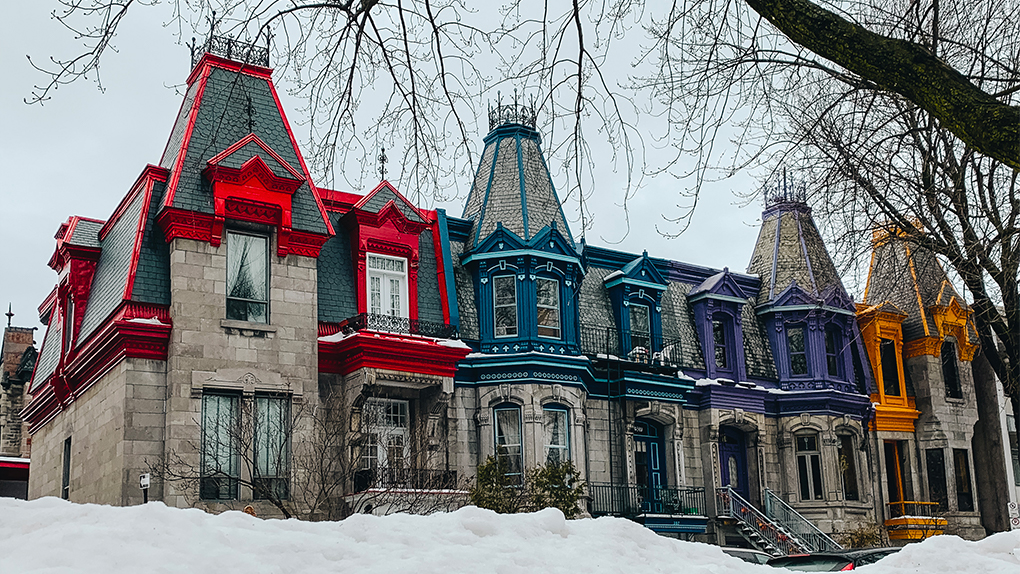 Les couleurs des maisons permettent d'égayer les rues de Montréal en hiver