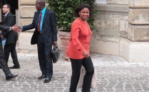 Monique Orphé arrivant au ministère des Outremer, 27 rue Oudinot à Paris