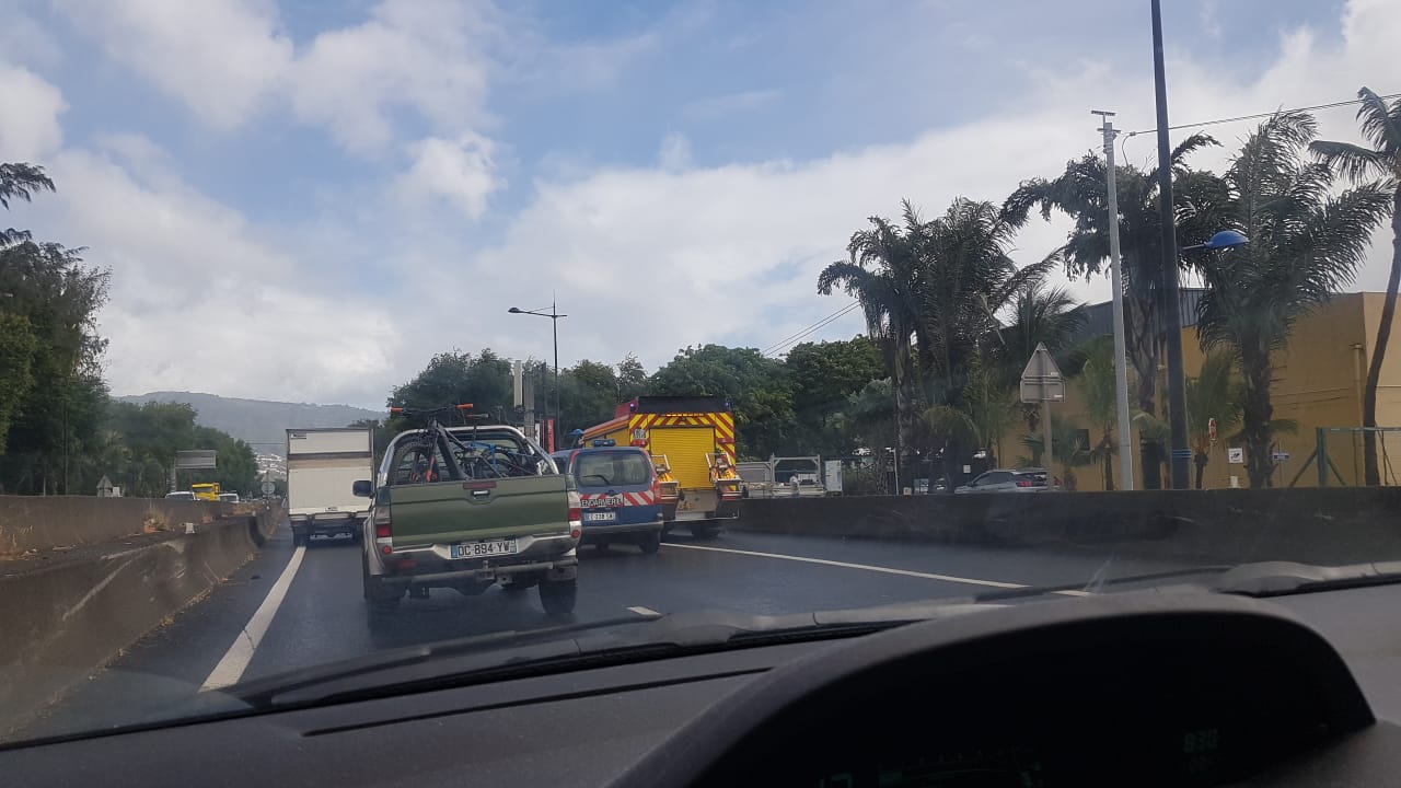 Double accident à hauteur de la Jamaïque avec une voiture renversée et un motard au sol