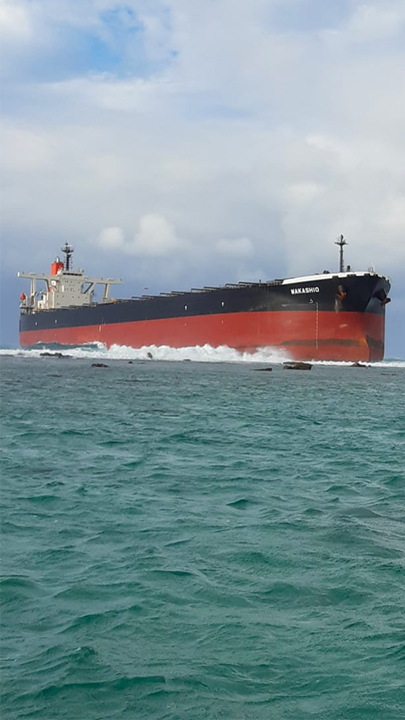 Un bateau de 300m de long s'échoue au sud de l'ile Maurice