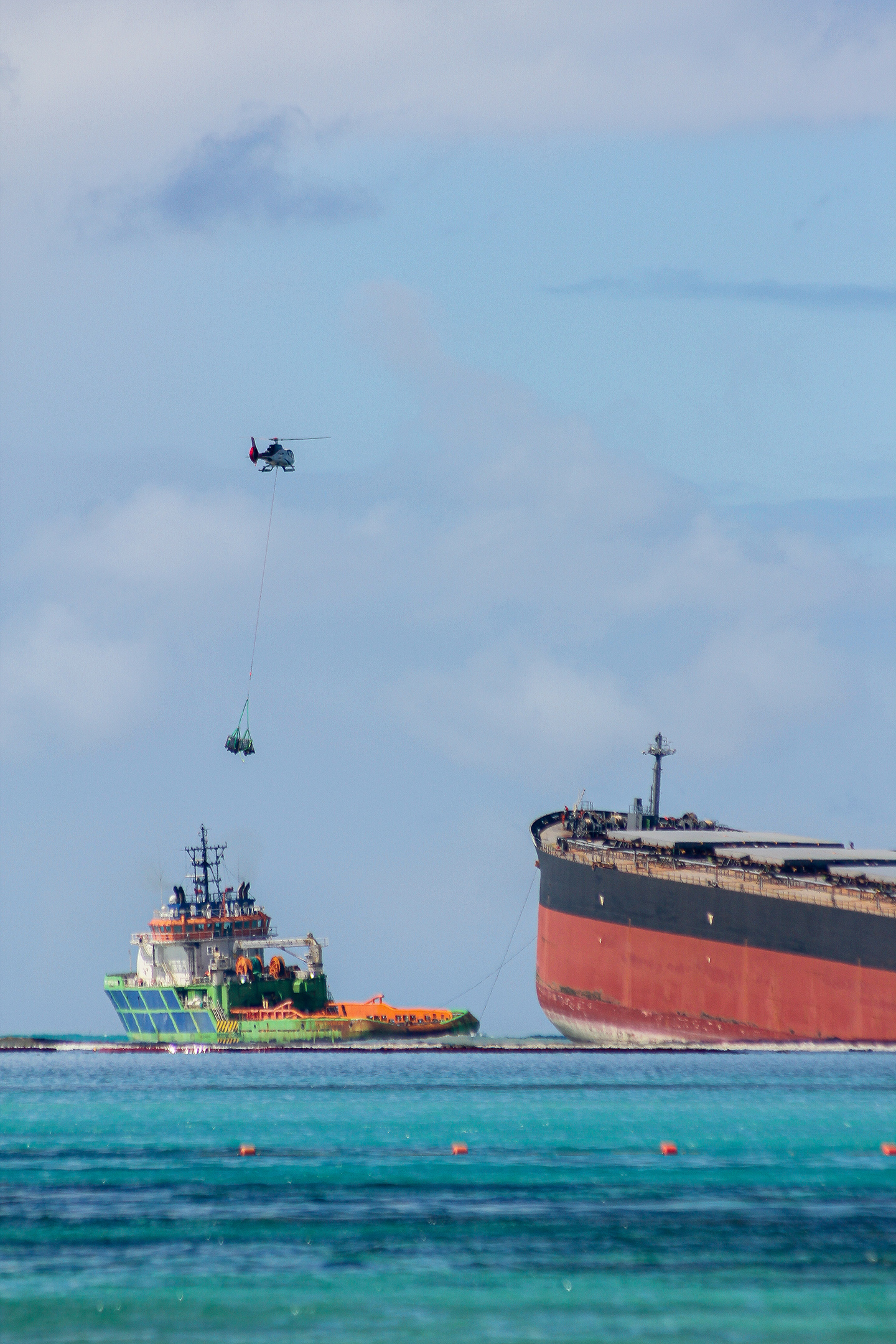 Marée noire à Maurice : Un hélicoptère évacue des hydrocarbures du navire