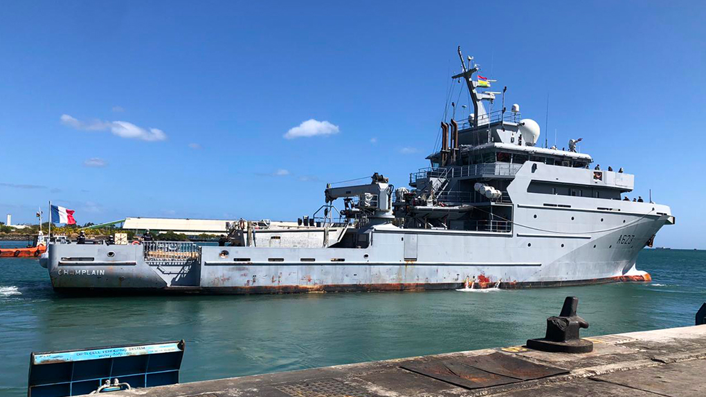 Photos : L’aide française contre la marée noire arrive à l’île Maurice
