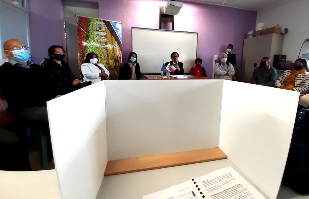 Des milliers d'écrans de protection individuels pour les élèves ont été installés et des emplois civiques demandés pour sensibiliser aux gestes barrières a rassuré André Thien Ah Koon ce mardi à l'école Champcourt
