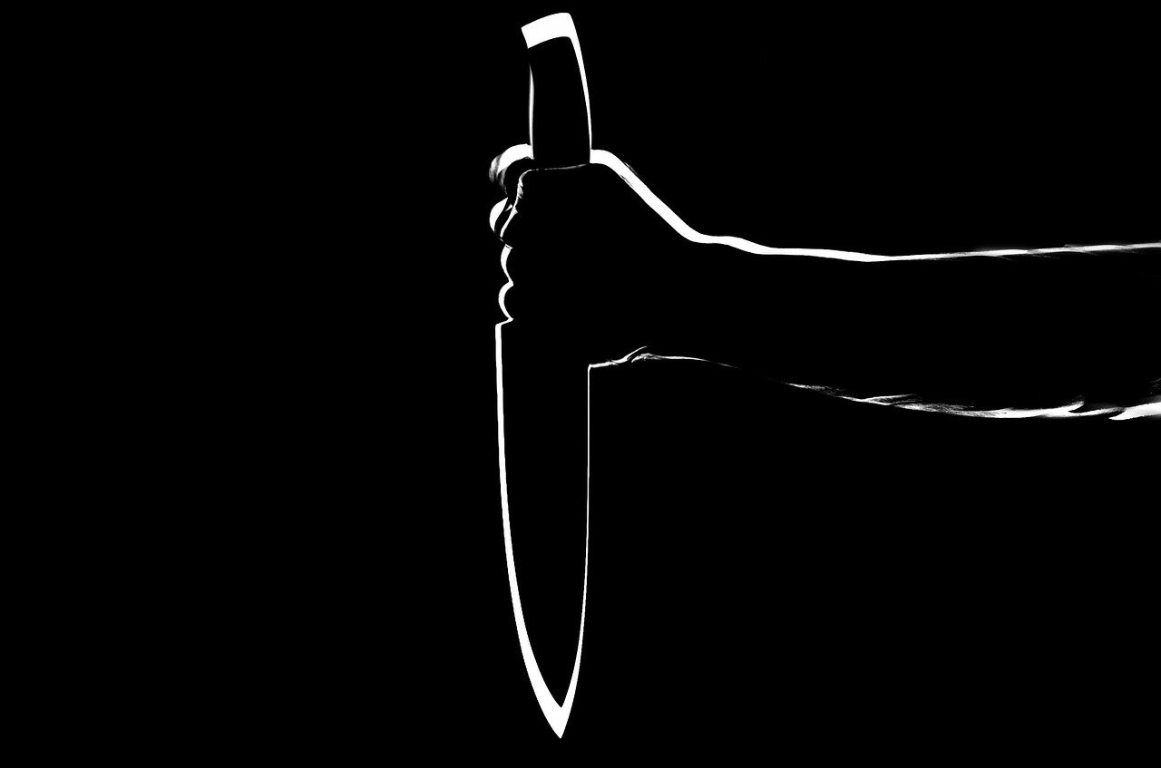 La Possession : Il agresse les clients d’un bar et finit par prendre 2 coups de couteau