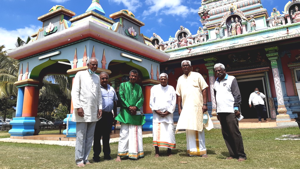 Les membres du bureau de l'association du Temple Narassingua Péroumal comptent remporter le titre