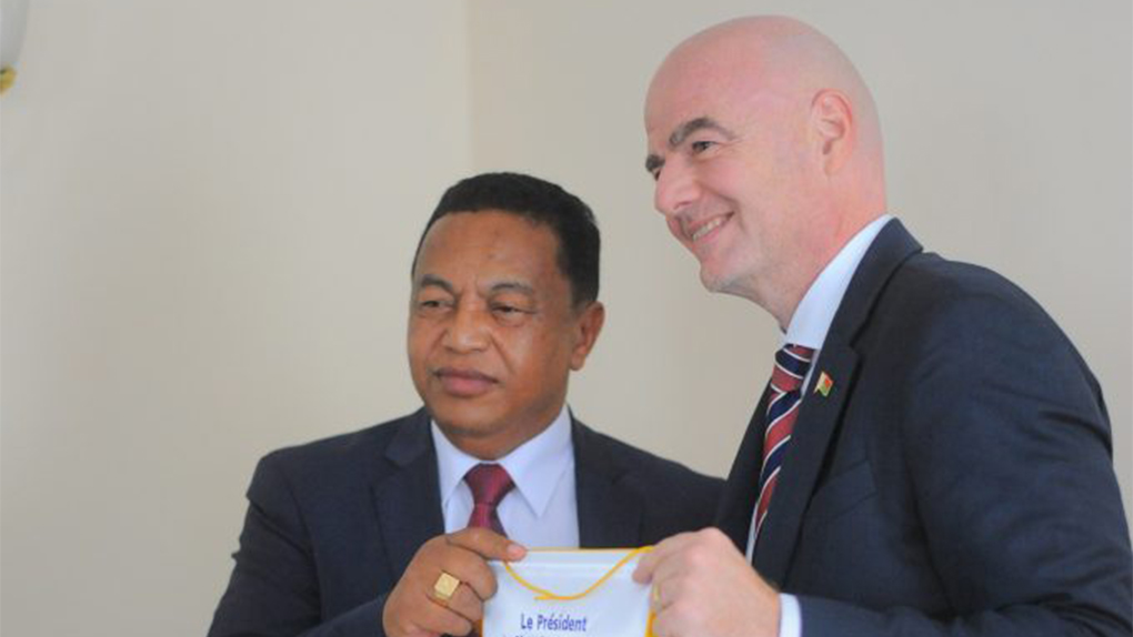 Raoul Rabekoto en compagnie de Gianni Infantino, le président de la FIFA - Photo : Fédération Malagasy de Football