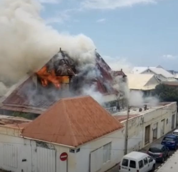 Vidéo - Impressionnant incendie en centre-ville de Saint-Denis