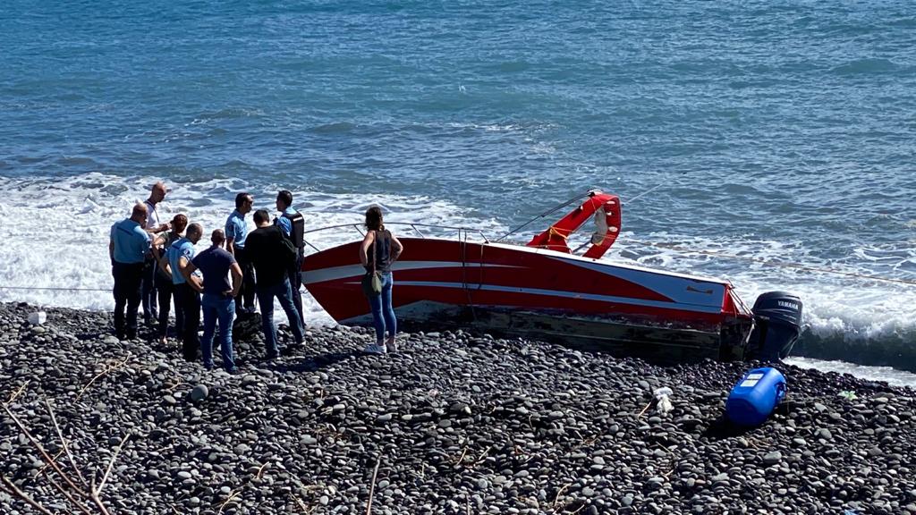 Vidéo - Un hors-bord échoué à Saint-Benoît, l'hélicoptère survole l'océan