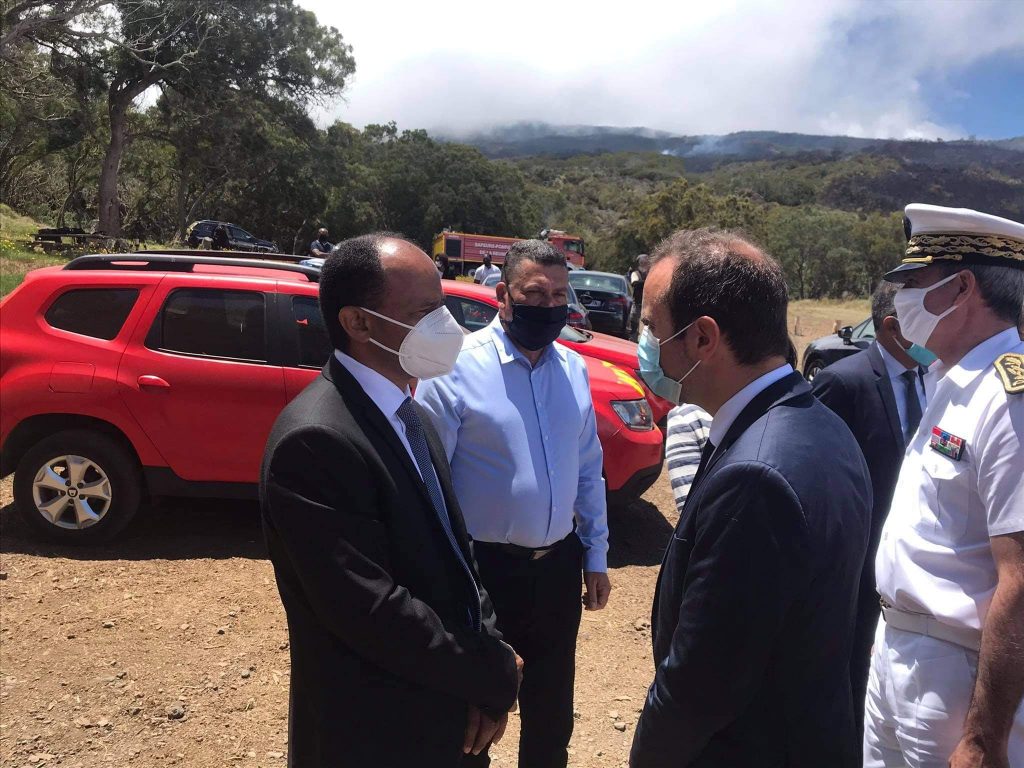 Incendies du Maïdo : visite du ministre des Outre-mer sur le site