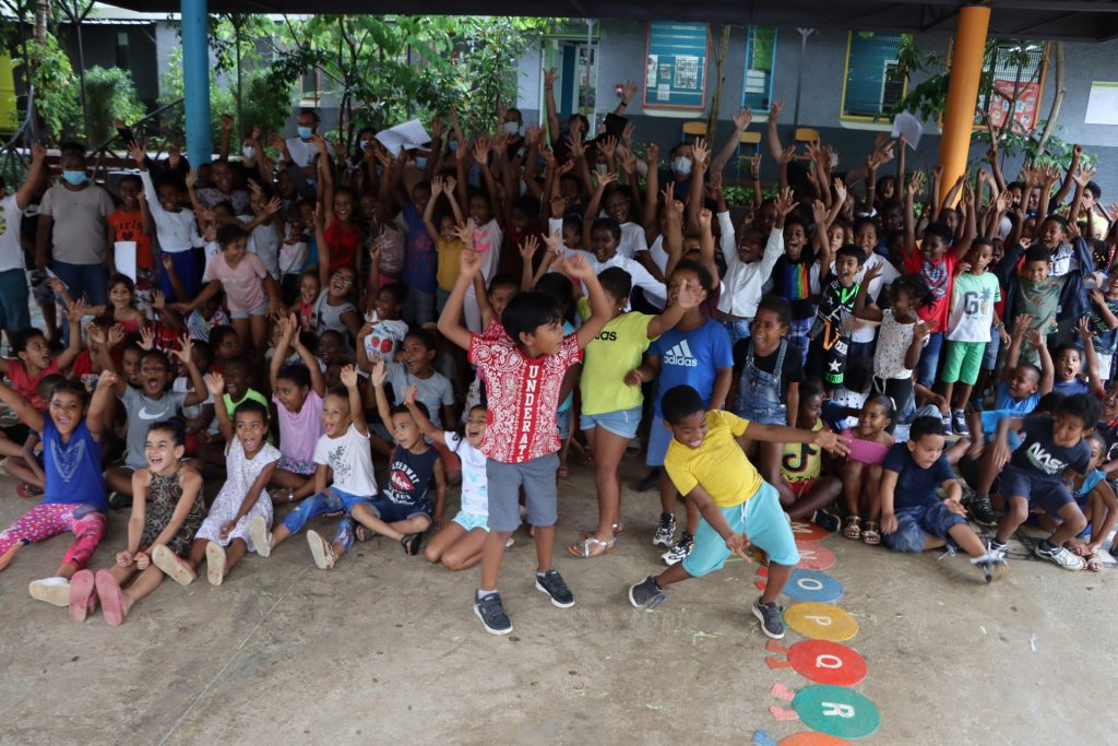 Les élèves de l’école élémentaire Daly-Eraya nous parlent des risques d’inondation dans un spectacle en créole