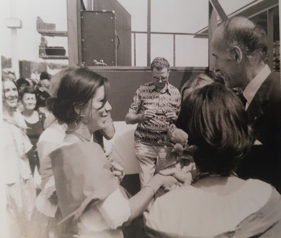 20 octobre 1976, le président Giscard d’Estaing est accueilli à Gillot avec danses folkloriques (vous avez reconnu Bernadette Ladauge à gauche ?) et des pancartes immenses déployées par une foule compacte (Photos : Jean Colbe dans l’ouvrage C’était Hier de Daniel Vaxelaire, édition Orphie)