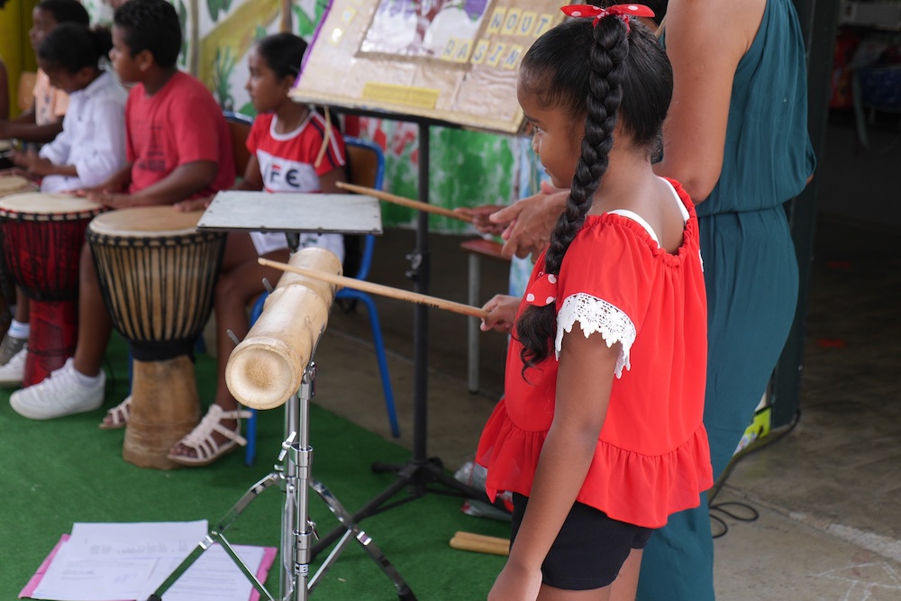 Les élèves de l’école primaire de Bac Rouge présentent “Maloya nout rasine”, du chant et des percussions pour le 20 décembre