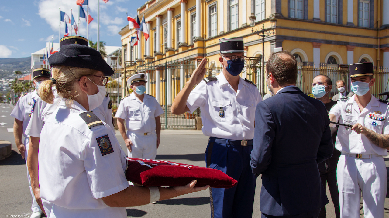 Le 11 novembre, le major Valsin recevait du ministre Sébastien Lecornu les insignes de l'ordre national du Mérite (Photo : ©Serge Marizy - Zone Australe)