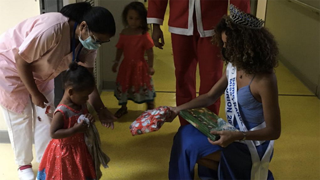 Vidéo - La belle surprise du Père Noël et de Miss Réunion aux enfants hospitalisés au CHU Nord