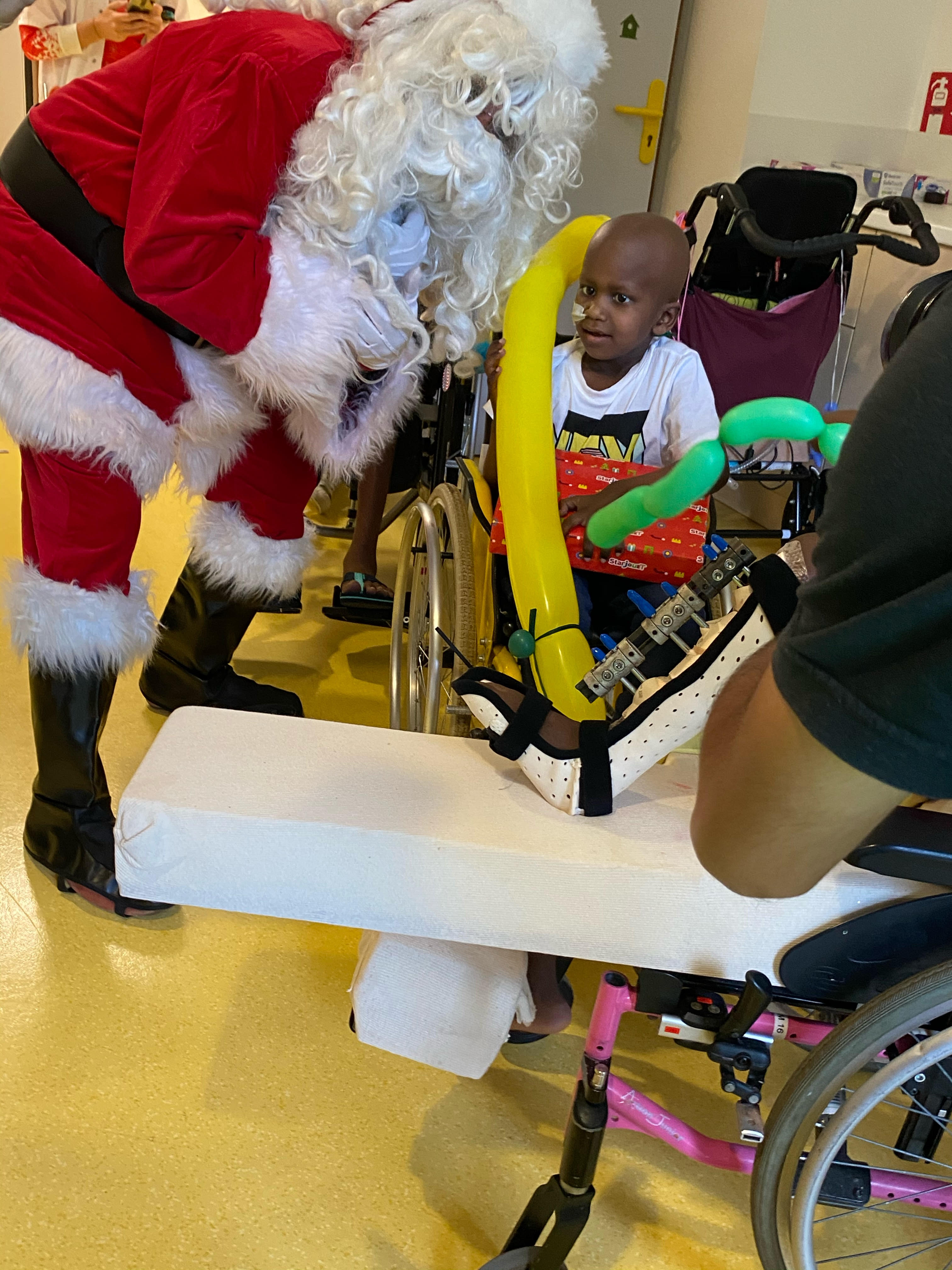 Le Père Noël du Rotary Club de Bourbon gâte les enfants hospitalisés