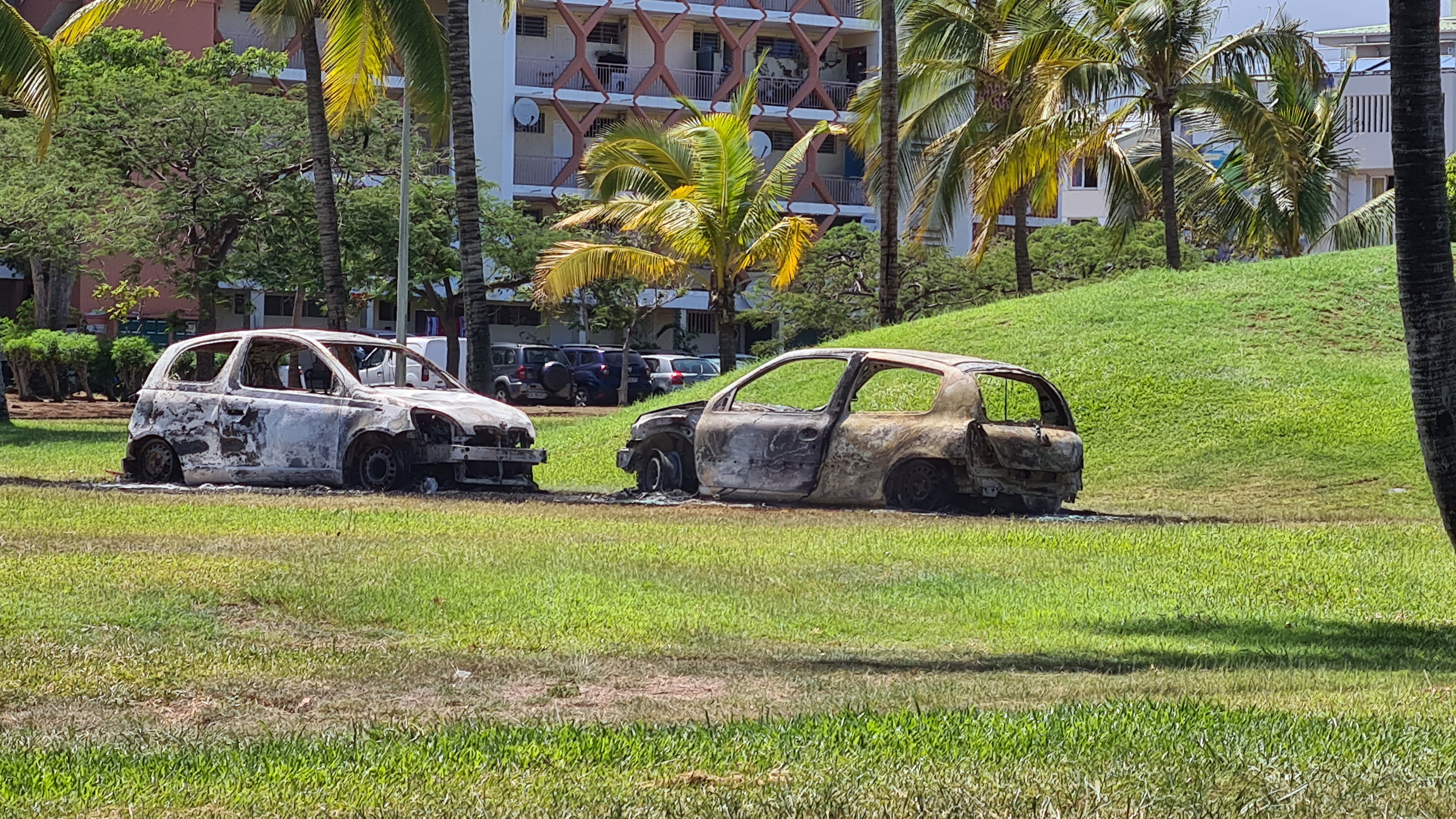 Des voitures incendiées au Port