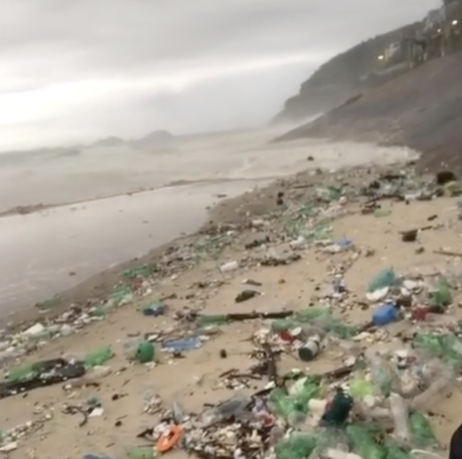 Il filme une plage recouverte de déchets plastiques au Brésil