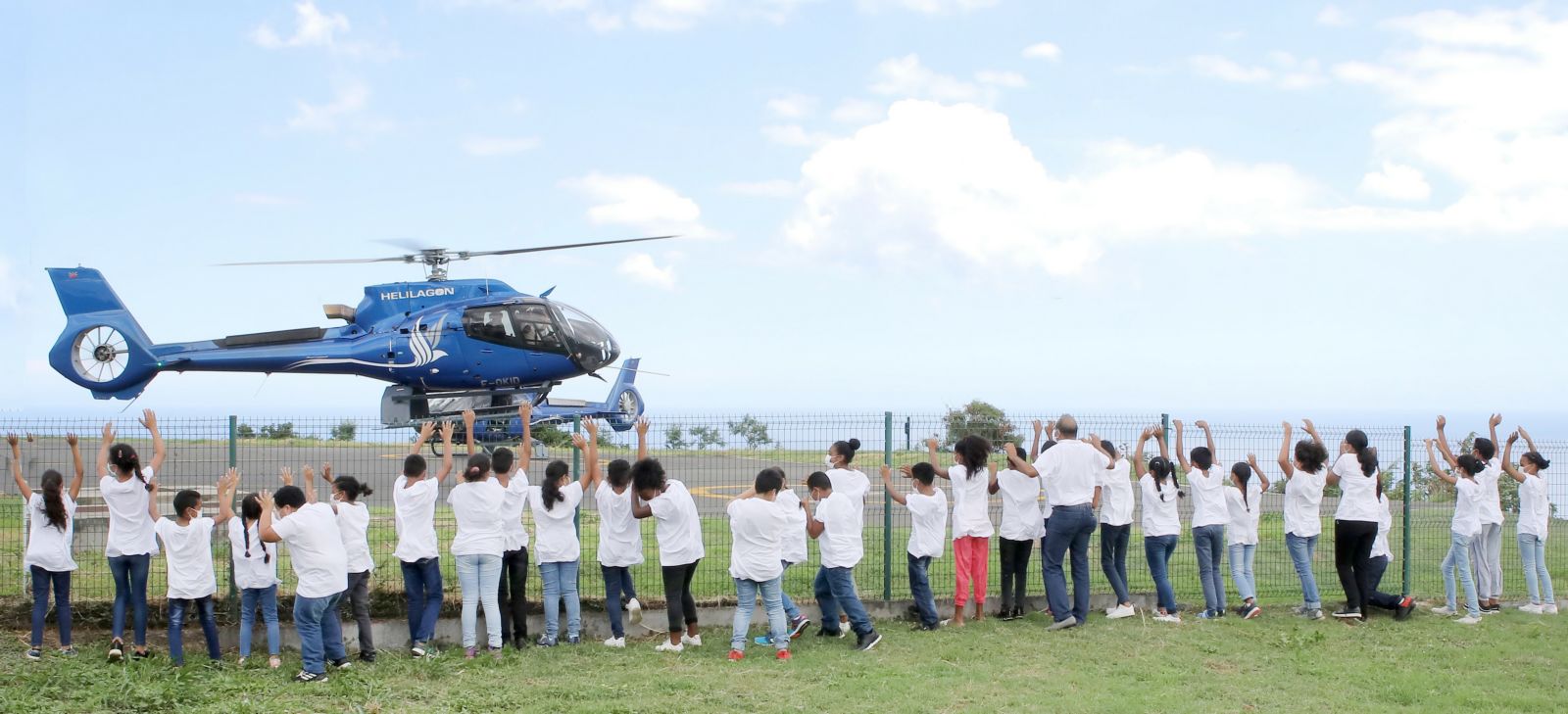 Hélilagon emmène les marmailles de 1000 Sourires  dans le ciel de La Réunion
