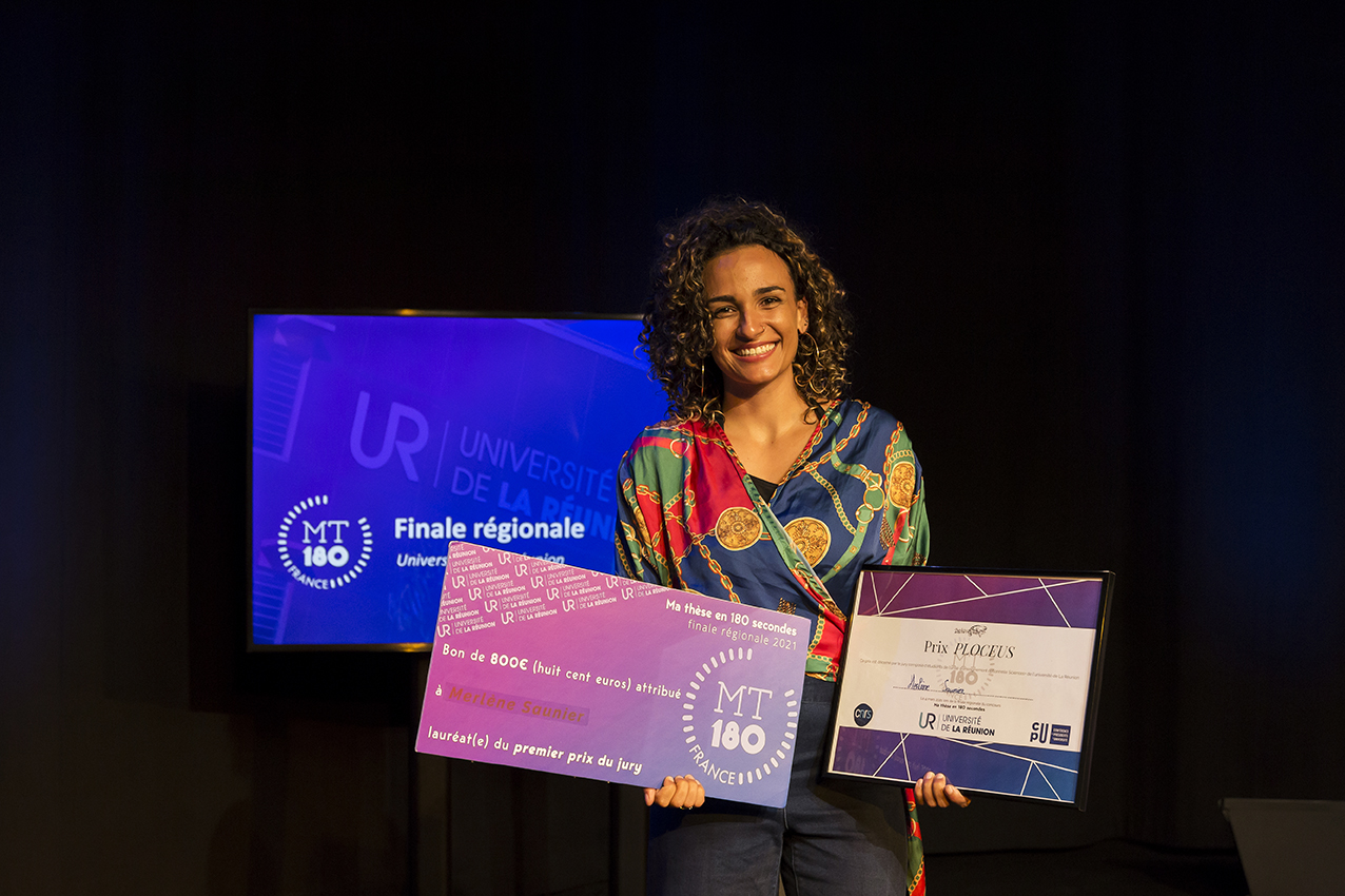 Merlène Saunier remporte également le prix Ploceus, décerné par un jury d'étudiants. (© Gwael Desbont / Université de La Réunion)