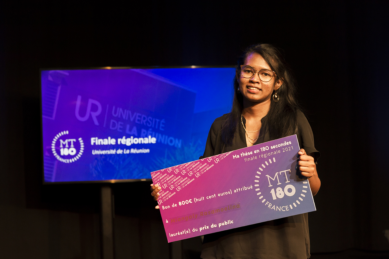 Miangaly Rasamoelina, du laboratoire PIMENT, remporte quant à elle le prix du public. (©Gwael Desbont / Université de La Réunion)
