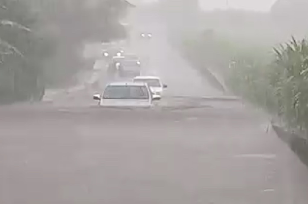 Saint-Philippe : Des automobilistes bloqués par des pluies torrentielles 