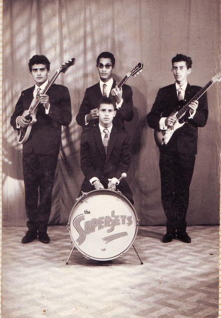 Johnny (à gauche), Anou (debout au milieu), Jean-Pierre à la batterie, Ange... Des musiciens atypiques... mes amis...