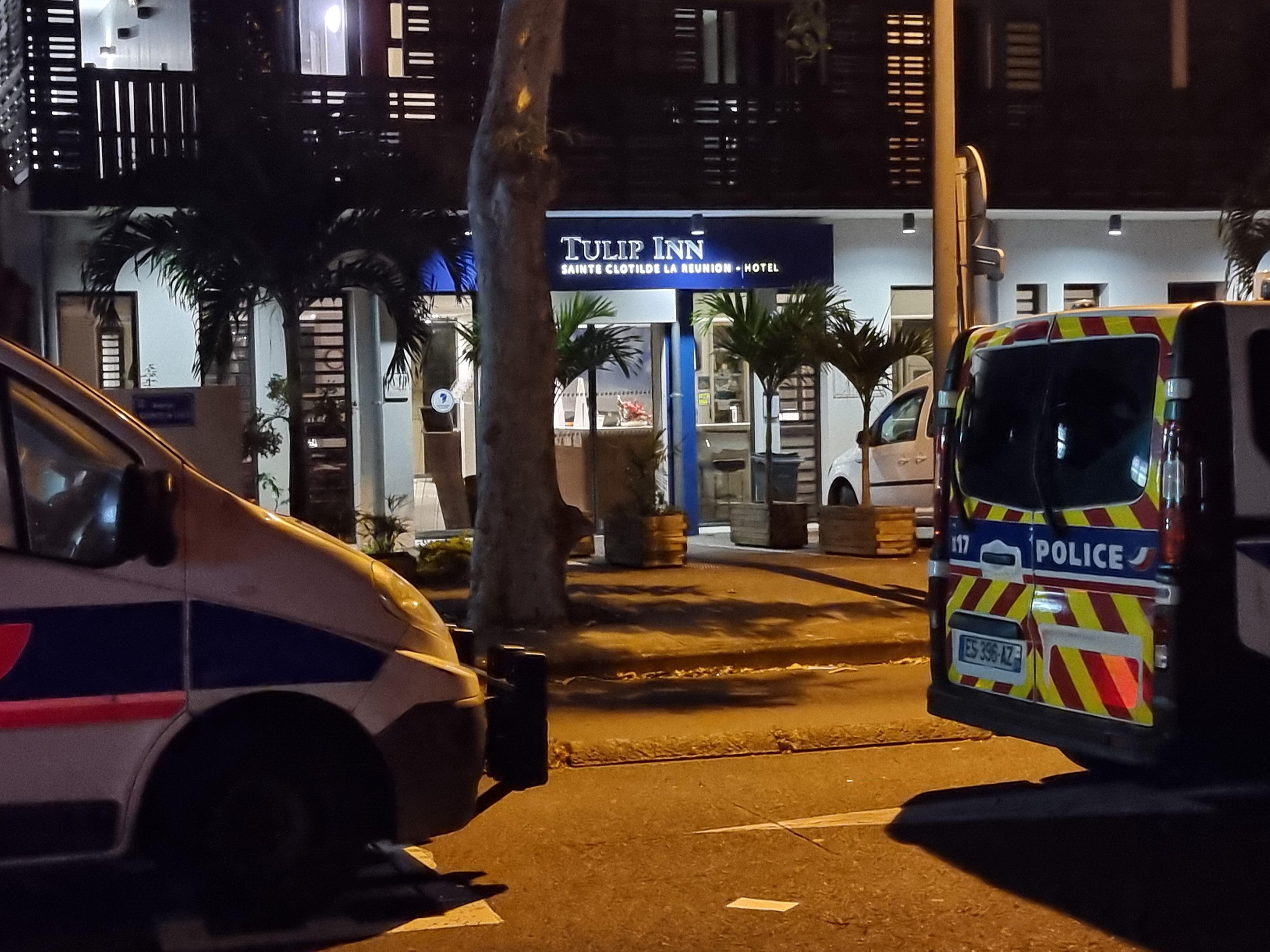 Deux heures après les faits, des policiers en armes bloquaient encore l'accès à l'hôtel