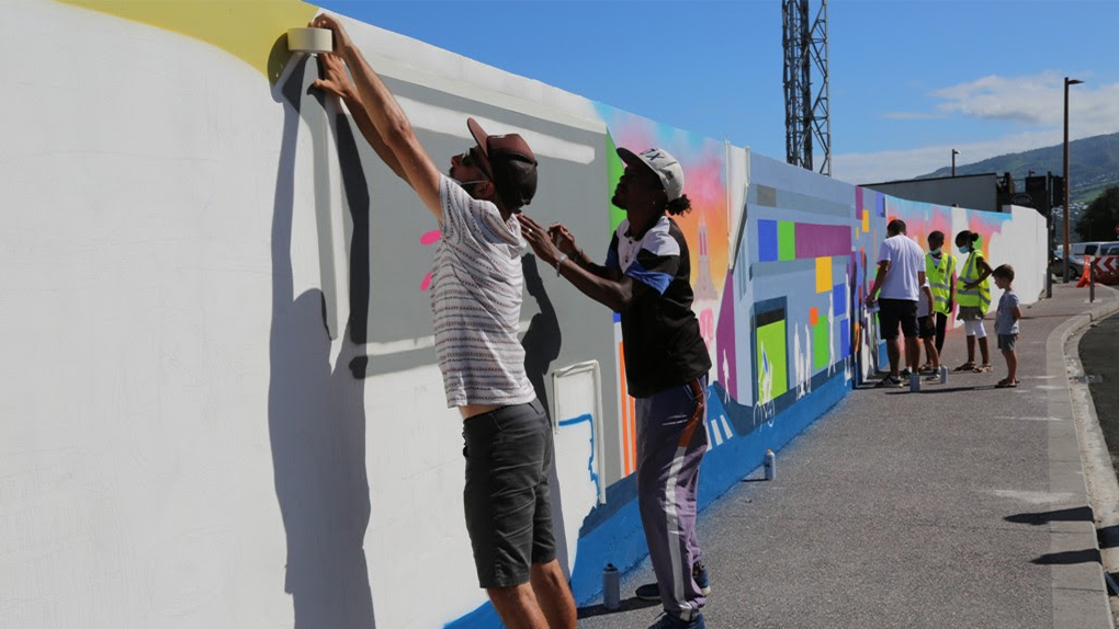 Des jeunes graffent une fresque de 500 mètres de long à Saint-Louis